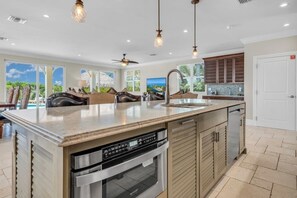 ثلاجة، ميكروويف، فرن، موقد طهي مسطح