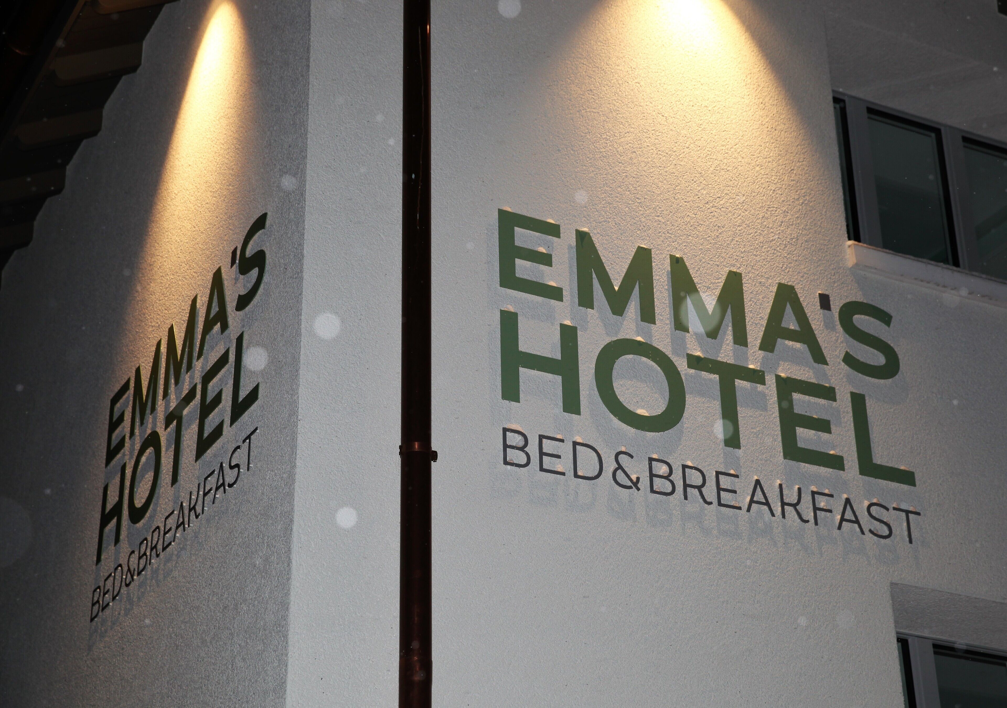 Un edificio con el letrero "Emma's Hotel Bed & Breakfast".