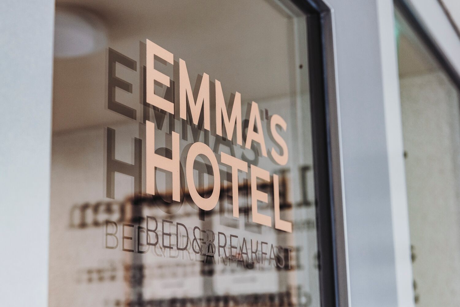 Un letrero de hotel con el nombre 'Emma's Hotel' y la indicación 'Bed & Breakfast'.