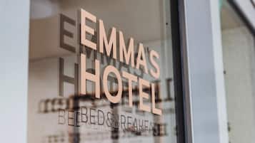 Un letrero de hotel con el nombre 'Emma's Hotel' y la indicación 'Bed & Breakfast'.