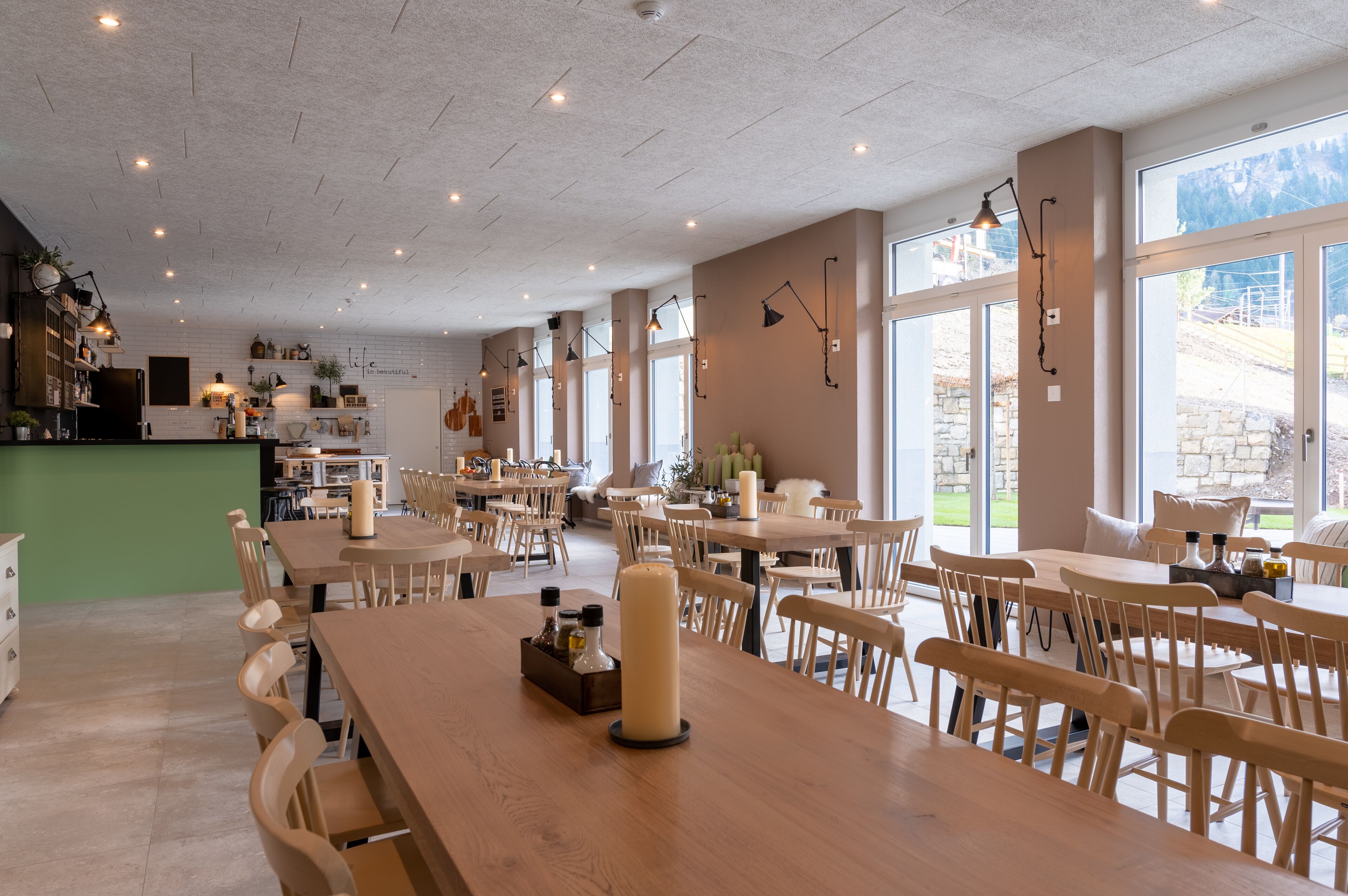 Tägliches Frühstücksbuffet (15 CHF pro Person)