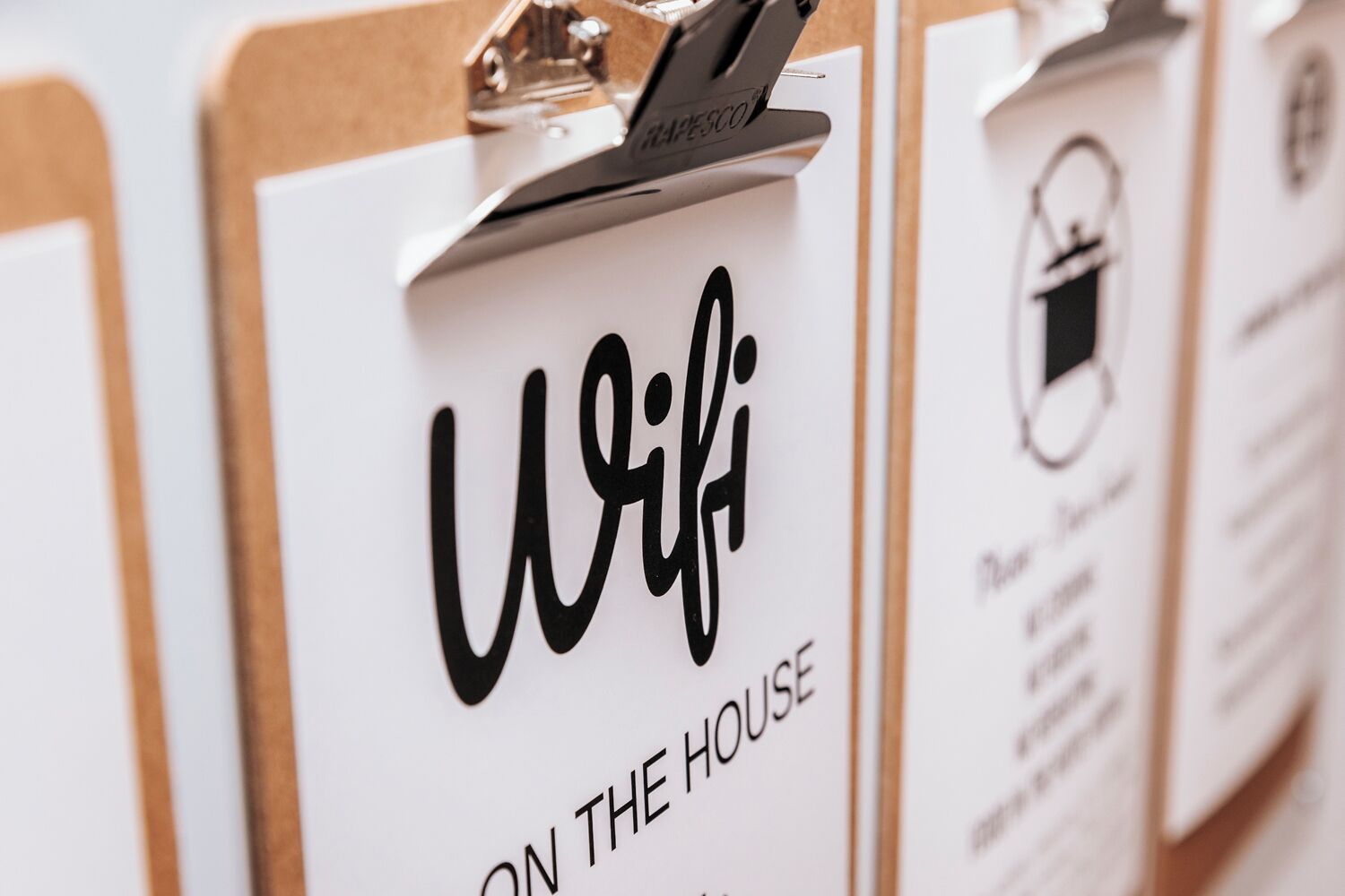 Ein Nahblick auf ein Schild mit der Aufschrift 'WiFi' und 'kostenlos', das kostenloses WLAN signalisiert.