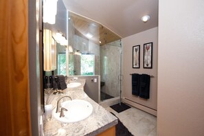 Combined shower/bathtub, hair dryer, towels