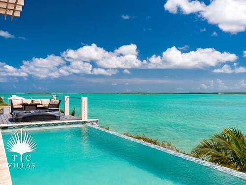 TC Villas -Caicos Cays -Modern Villa w. Infinity Pool, Dock, Kayaks & Hot Tub