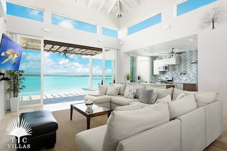 TV. TC Villas -Caicos Cays -Modern Villa w. Infinity Pool, Dock, Kayaks & Hot Tub