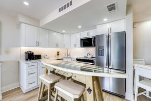 Fridge, microwave, oven, stovetop - OCEAN'S REACH 4B4: Top Floor, Spectacular Gulf Views, All Amenities Open! (Sanibel Island)