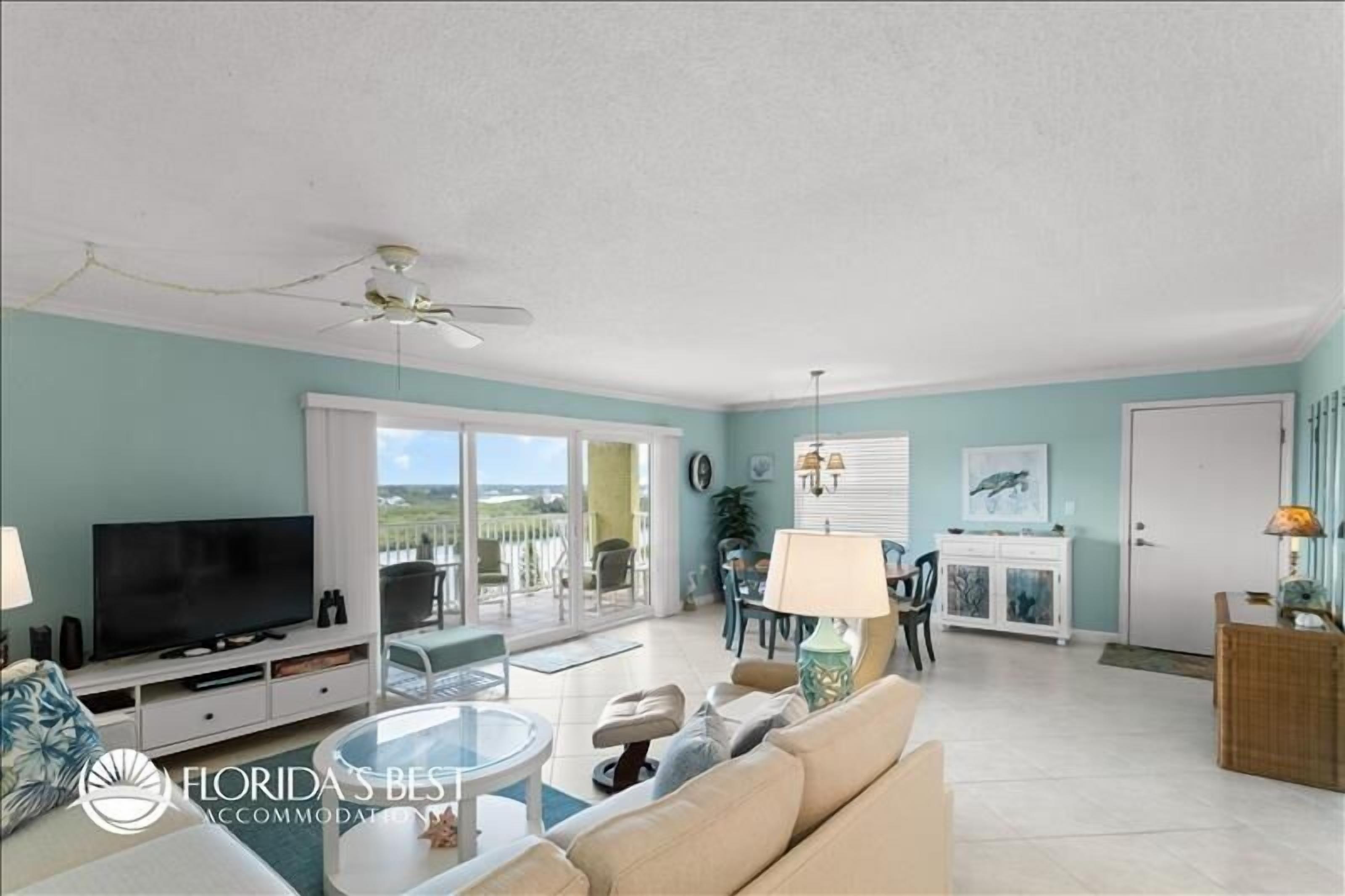 Top Floor on the Beach with Bay views