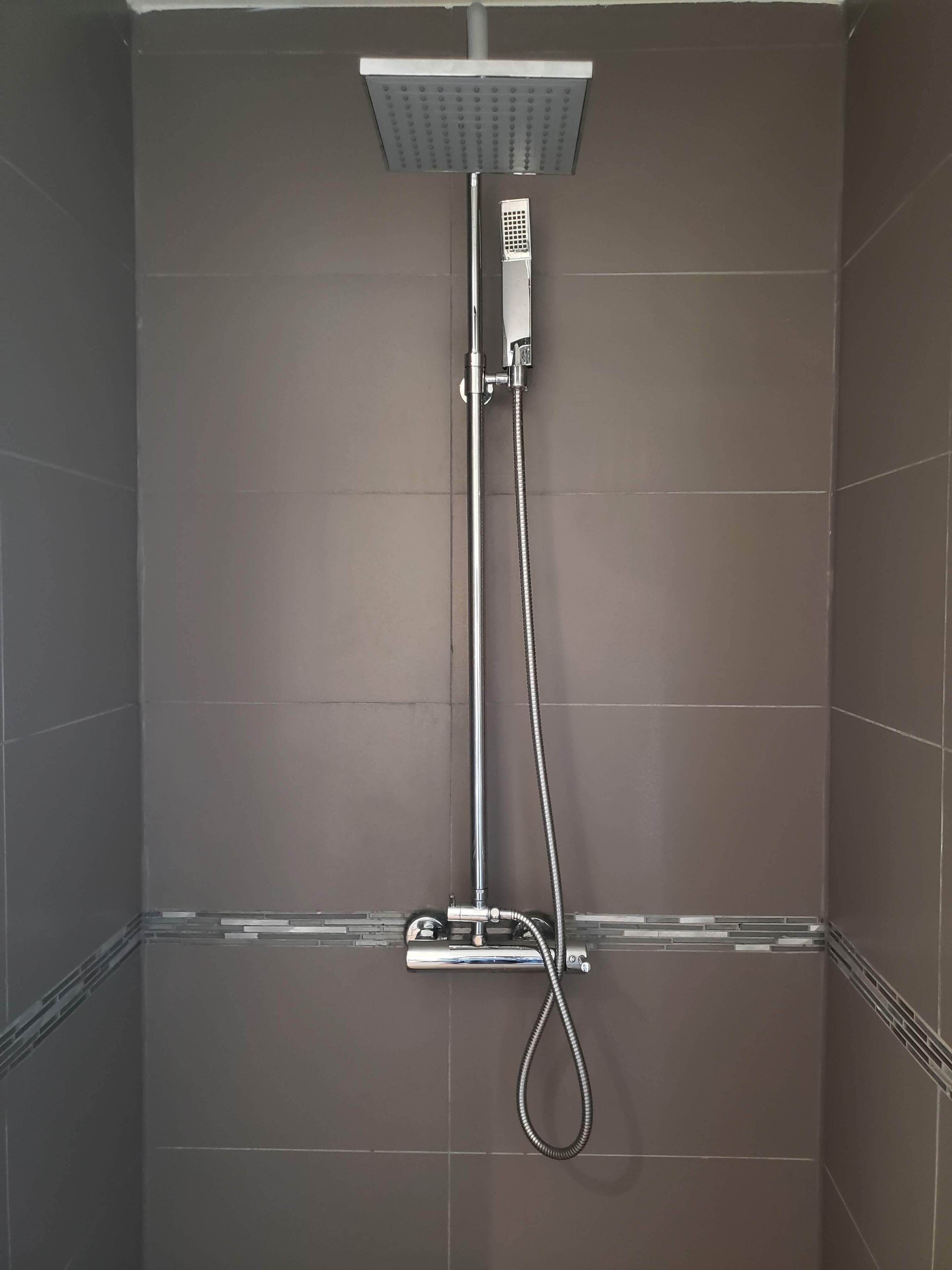 Douche, serviettes fournies, shampoing, papier toilette