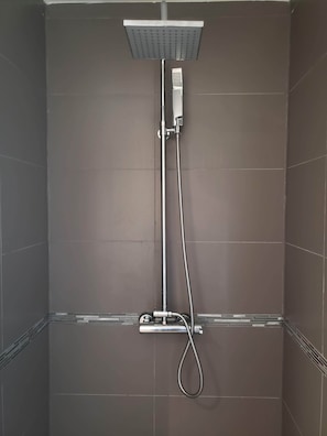 Shower, hair dryer, towels, shampoo - Convenient studio close to airport, beaches and food (Lowlands)
