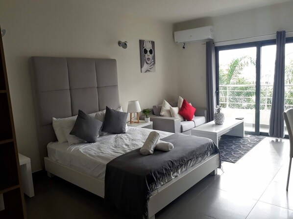 Bureau, fer et planche à repasser, Wi-Fi