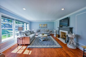 Smart TV, fireplace - Sherwood House-Book for Football Season! Walk to the Stadium&Strip! (Tuscaloosa)