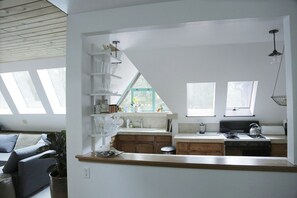 Fridge, oven, stovetop, coffee/tea maker - Magical Off-grid retreat on 10 acres (Nevada City)