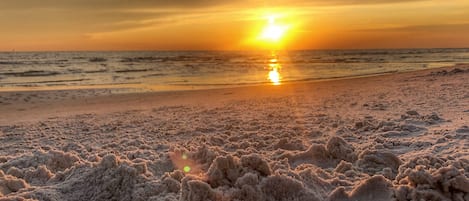 Una spiaggia nelle vicinanze, lettini da mare, teli da spiaggia