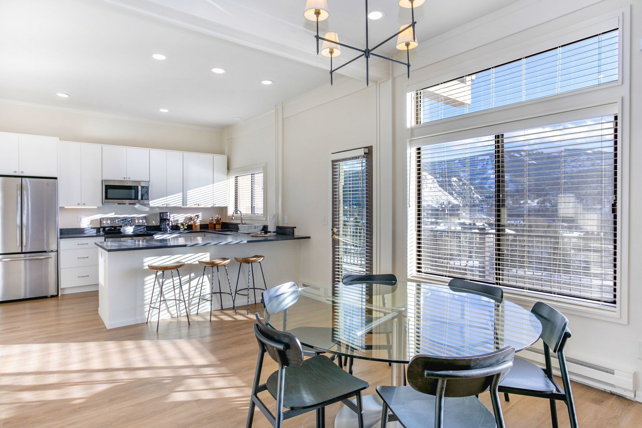 Newly Renovated Spacious Condo, Private Sauna, Slope Views