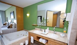 Een haardroger, handdoeken, toiletpapier