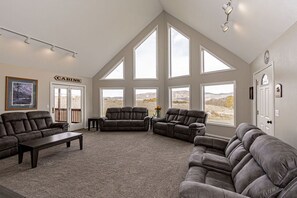 Smart TV, chimenea, reproductor de DVD y tenis de mesa 