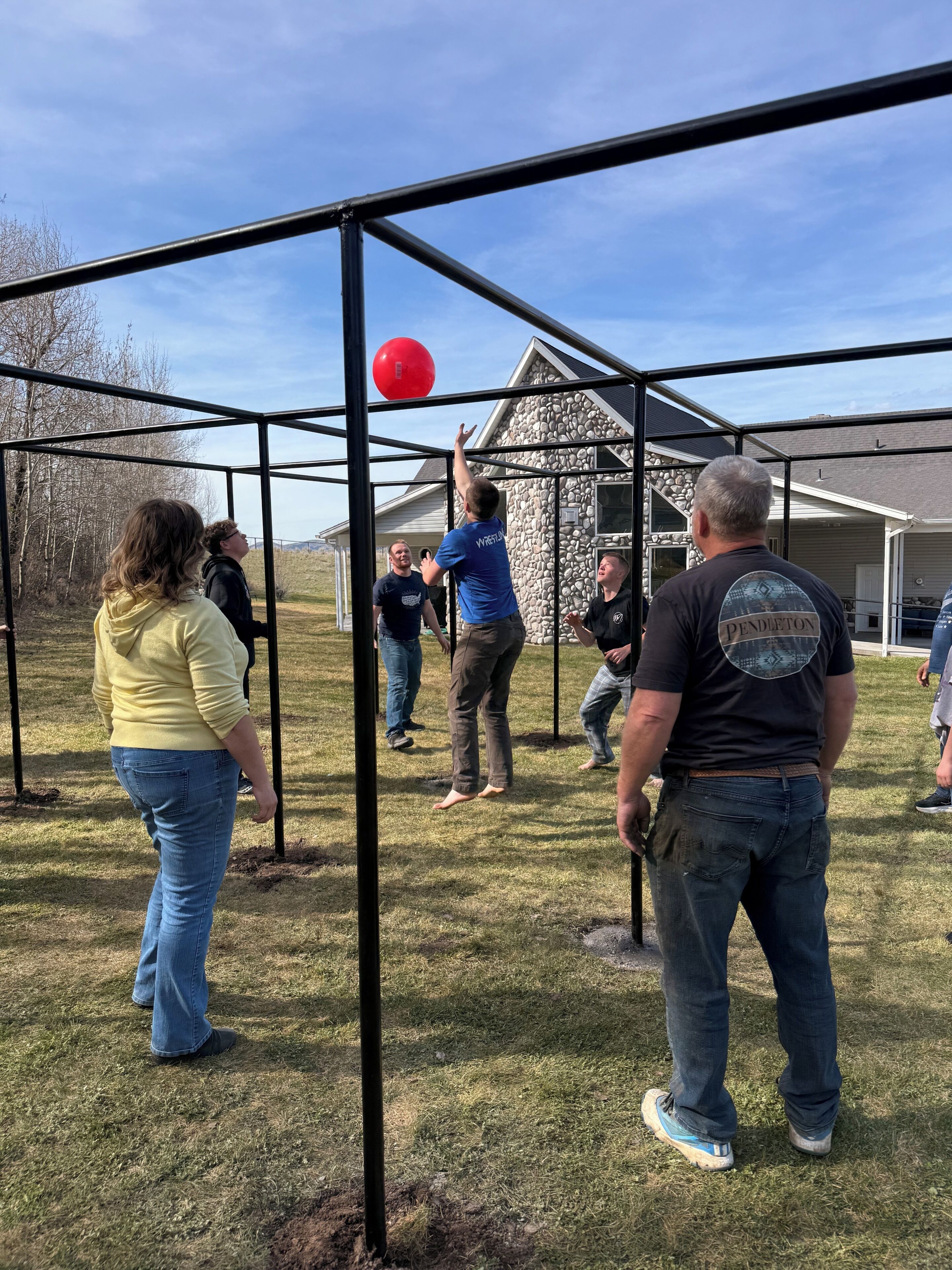 Une salle de sport en plein air, équipée de matériel d’exercice, sous un ciel dégagé.