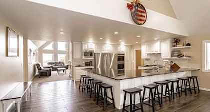 Spacious Moss Avery Lodge - Located between Idaho Falls & Swan Valley