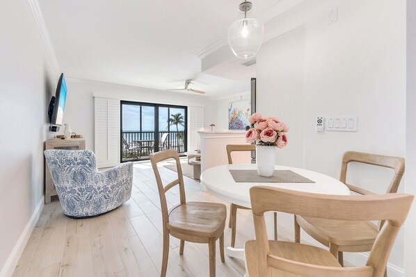 Dining - OCEAN'S REACH 2B3: 3rd Floor, Gulf-Front w/Awesome Views, All Amenities Open! (Sanibel Island)