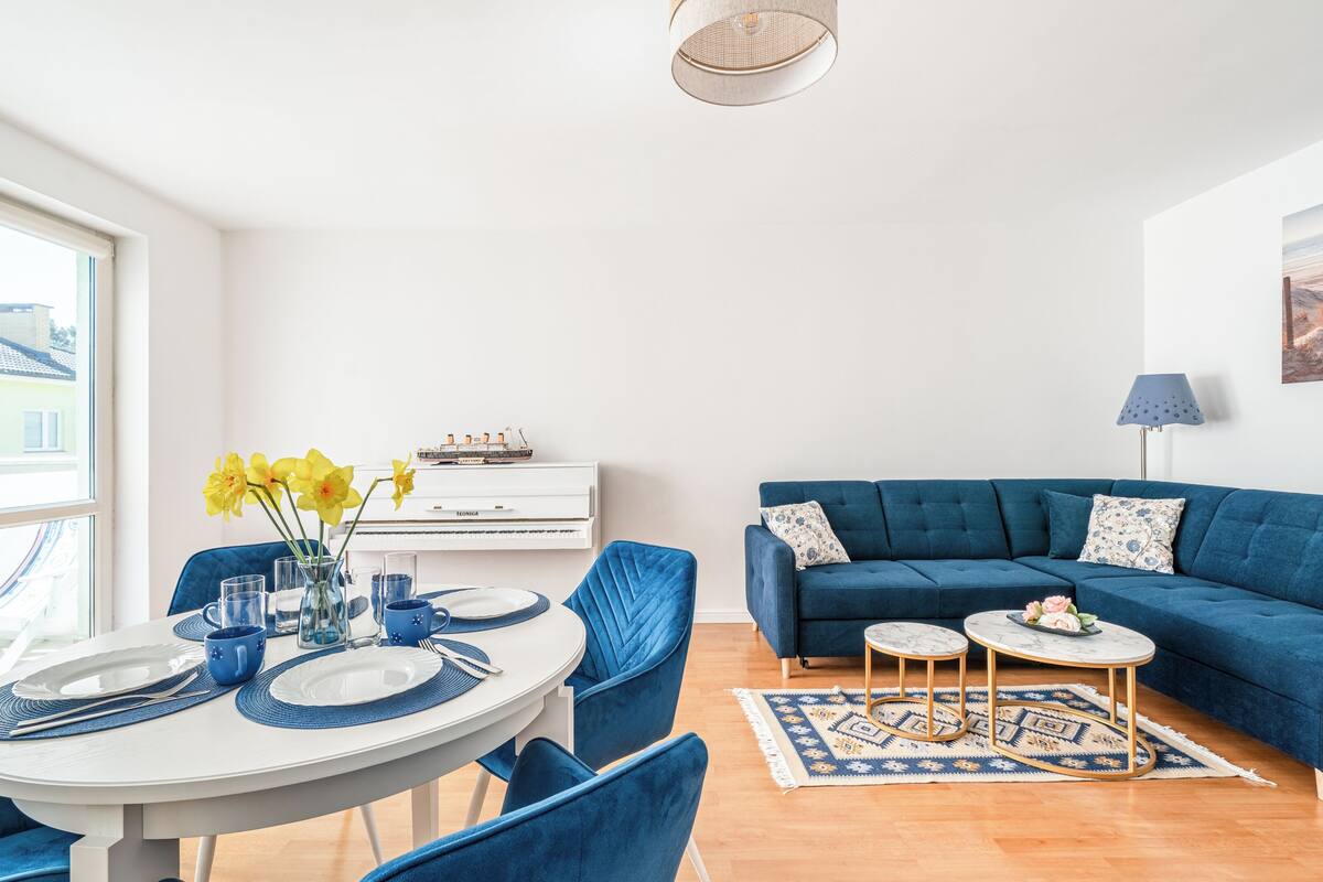 Apartment (2/37) | Living area | Flat-screen TV