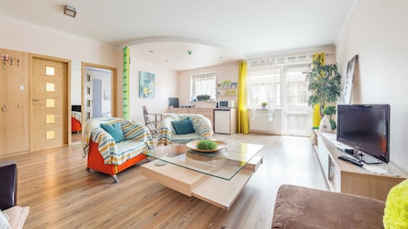 Apartment (9/34) | Living area | Flat-screen TV