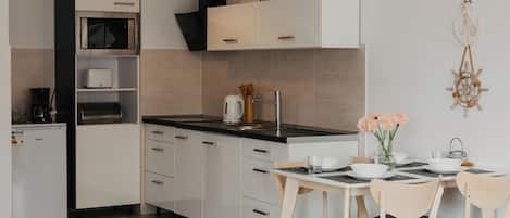 Apartment (10/34) | Private kitchen | Fridge, stovetop, electric kettle, cookware/dishes/utensils