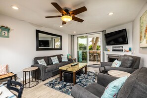 Smart TV, table tennis - Spectacular garden views. A short walk to the beach, restaurants, and shops! (Oceanside)