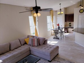 TV - Luxury 4 Bed/3 Bath Pool Home – No Cable and No Wi-Fi - 20 minutes from Disney (Davenport)