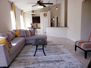 TV - Luxury 4 Bed/3 Bath Pool Home – No Cable and No Wi-Fi - 20 minutes from Disney (Davenport)