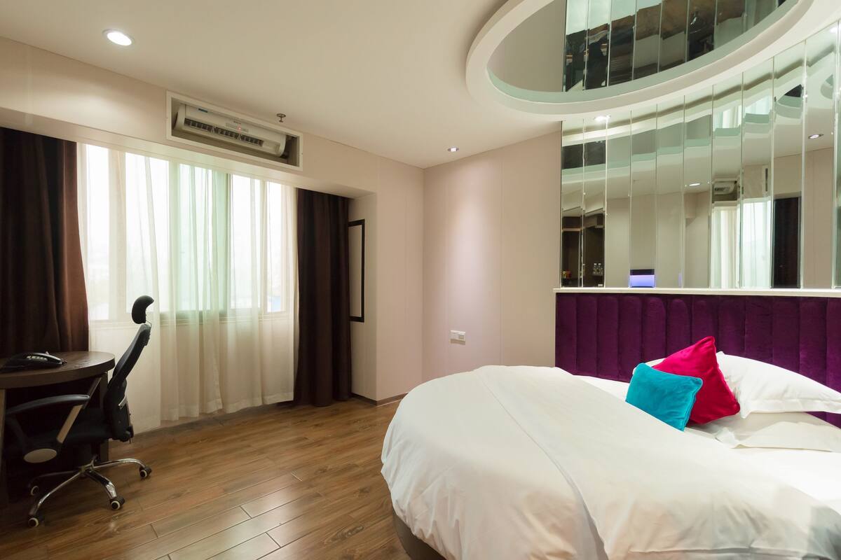 Phòng Exclusive (Round Bed) | Bàn, màn/rèm cản sáng, truy cập Internet không dây miễn phí 