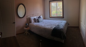 2 bedrooms, iron/ironing board, WiFi