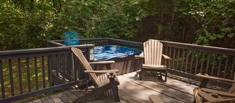 Elise Cabin | Forest Retreat | 5 Mins to Downtown