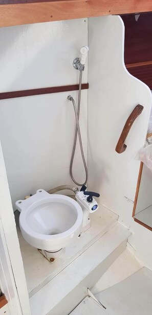 Maison mobile familiale, 1 chambre, vue sur le port | Salle de bain | Douche, douche cascade, serviettes fournies