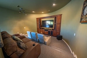 TV connectée, cheminée, lecteur de DVD, livres