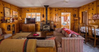 The Green Cabin - A Forest Escape 5 Min to Lake & 20 Min to River