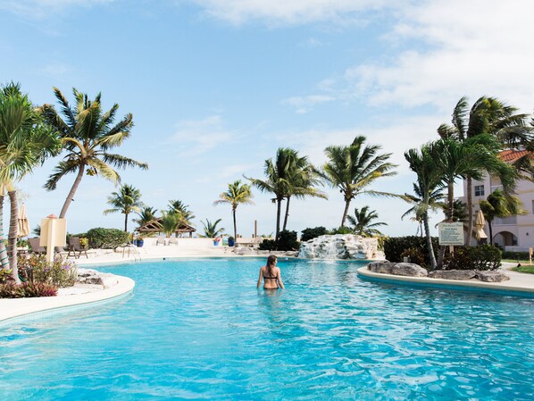 Outdoor pool, a heated pool - 1 bdrm queen bed access to pool, hot tub, private beach, upgrades (Providenciales)