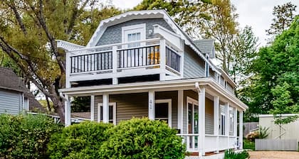 Bright old-world cottage with two porches & large yard - walk to town & beaches