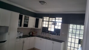 Kjøleskap, mikrobølgeovn og kaffetrakter/tekoker