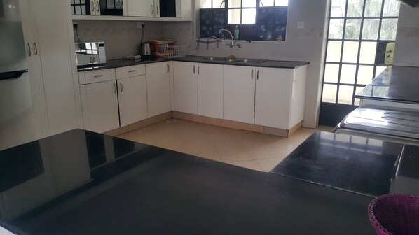Fridge, microwave, coffee/tea maker - 3Bedroom 3 bath plus Servants Quarter (Kileleshwa)