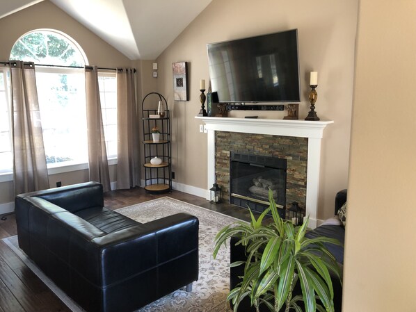 Smart TV, chimenea, Netflix y futbolito