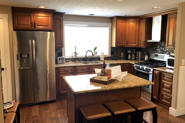 Kjøleskap, mikrobølgeovn, ovn og kokeplater