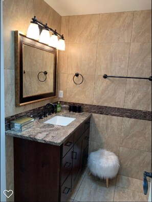 Tina con regadera, secadora de cabello, toallas, jabón