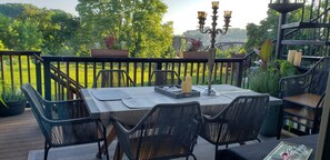 Outdoor dining - Majestic Lander Stewart Mansion on the Delaware Top Floor Apt (Phillipsburg)