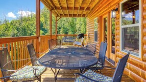 Outdoor dining - Luxury 5BR Cabin w/ Private Pool, Firepit, Theater & Game Room – In Gatlinburg (Gatlinburg)