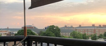 Alquiler de lujo con vista al estadio de fútbol y a 2 cuadras de la esquina de Toomer