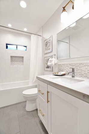 Bathtub, hair dryer, towels - Top-Rated 2BR Home · 5 Miles to Disneyland (Fullerton)
