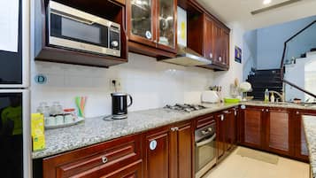 Refrigerador, microondas, horno y tetera eléctrica