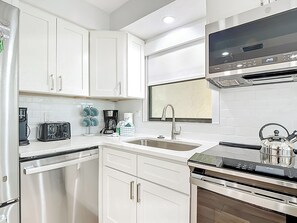Geladeira, micro-ondas, fogão, cooktop