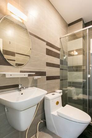 Hair dryer, towels, soap, shampoo - Little Dough Entire Urban House 4BRs and 4 bathrooms (Ho Chi Minh)