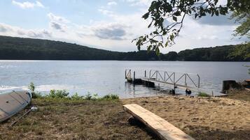 Vlak bij het strand, ligstoelen, strandlakens